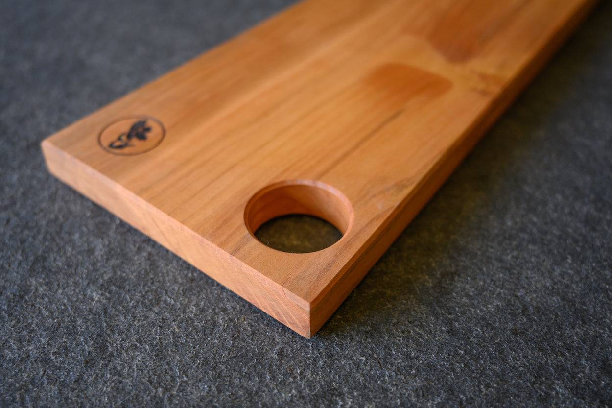 Detailansicht Aussparung für ein Ei rechteckiges Schneidebrett aus einem Stück Kirschholz