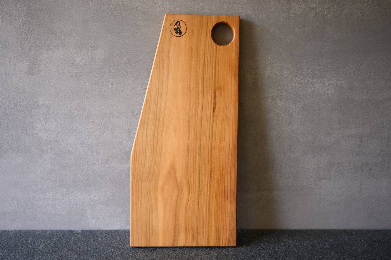 rechteckiges Schneidebrett aus einem Stück Kirsche mit einem Loch für ein Ei