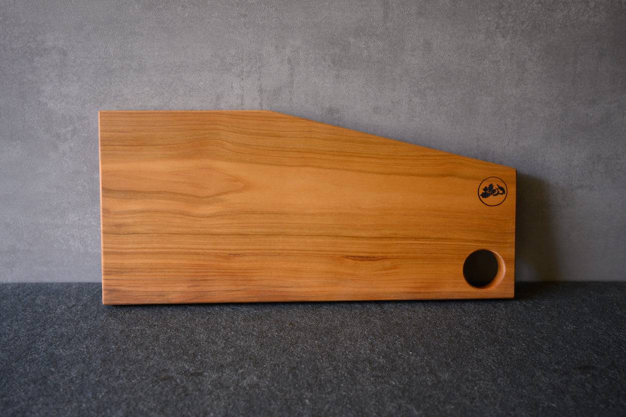 massives Servierbrett aus einem Stück Kirschbaum