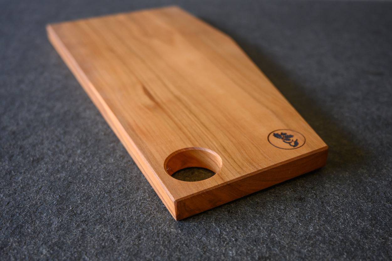 Detailansicht Aussparung für ein Ei Brotzeitbrett aus einem Stück Kirschholz