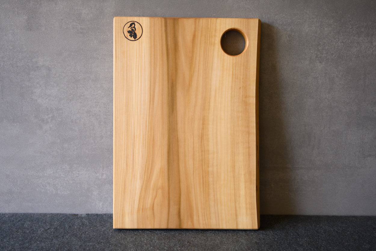 Schneidebrett aus einem Stück Vogelbeere mit einer Aussparung für ein Ei