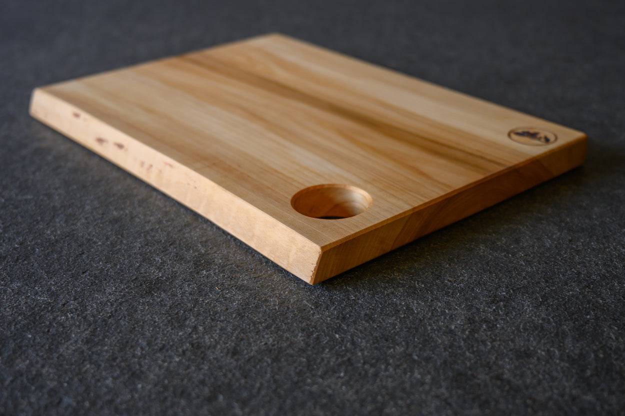 Detailansicht Baumkante Schneidebrett aus einem Stück Vogelbeere