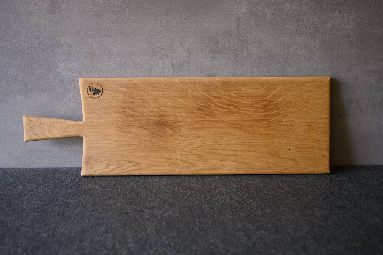 Schneidebrett aus einem Stück Eiche mit Griff