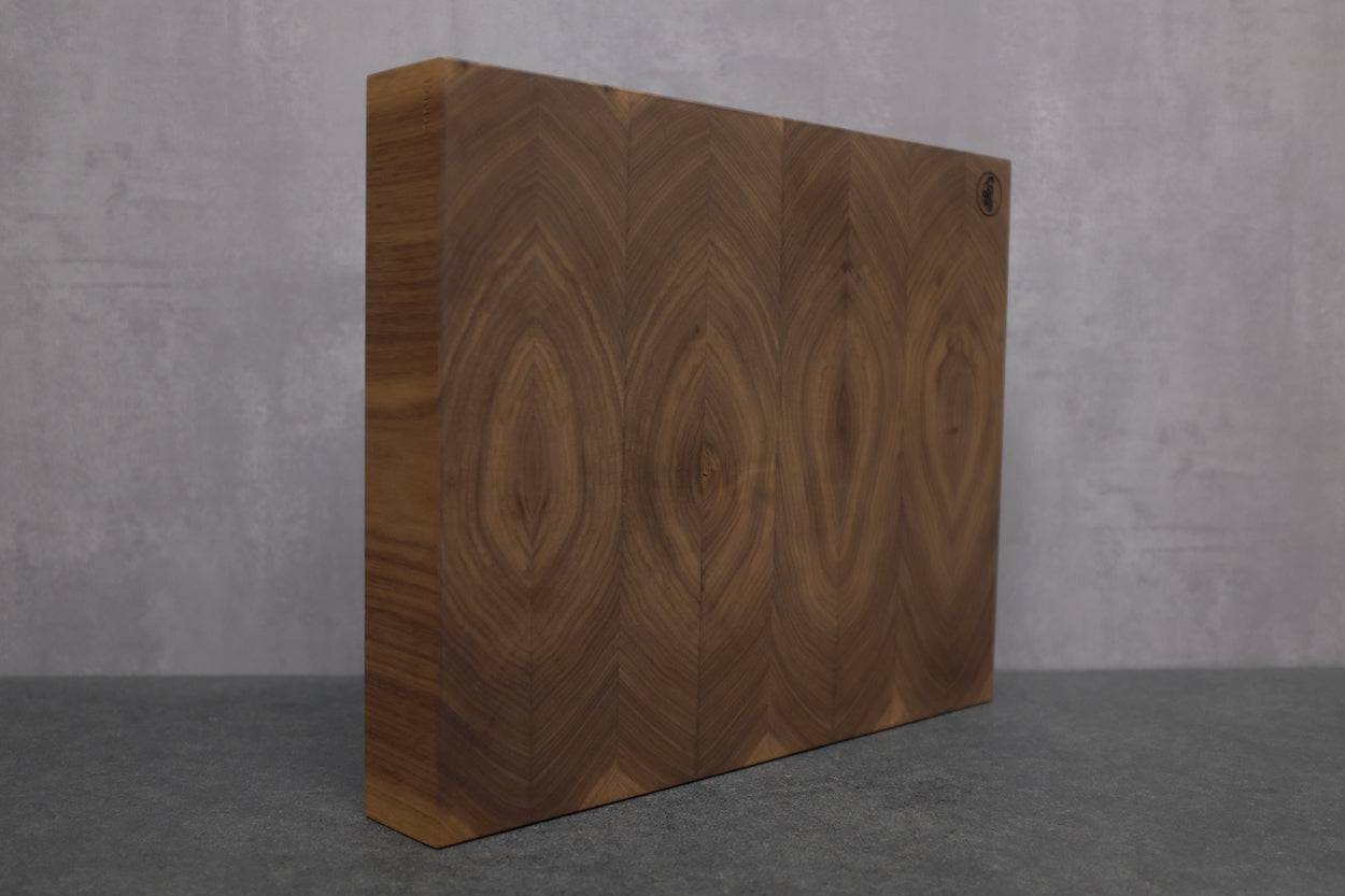 Seitliche Ansicht Vorderseite eines Nussbaum Hirnholz Schneideblockes, 7 cm dick.