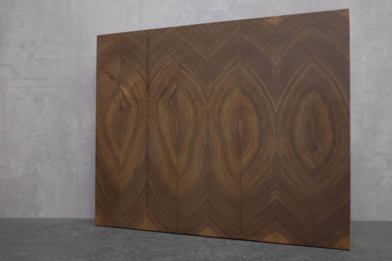 Seitenansicht der Rückseite des Nussbaum Stirnholz Schneideblockes .