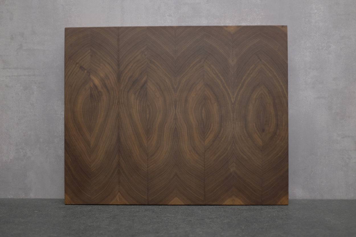 Rückseite des Stirnholz Schneideblockes aus Nussbaum massiv, ca. 50 cm breit.
