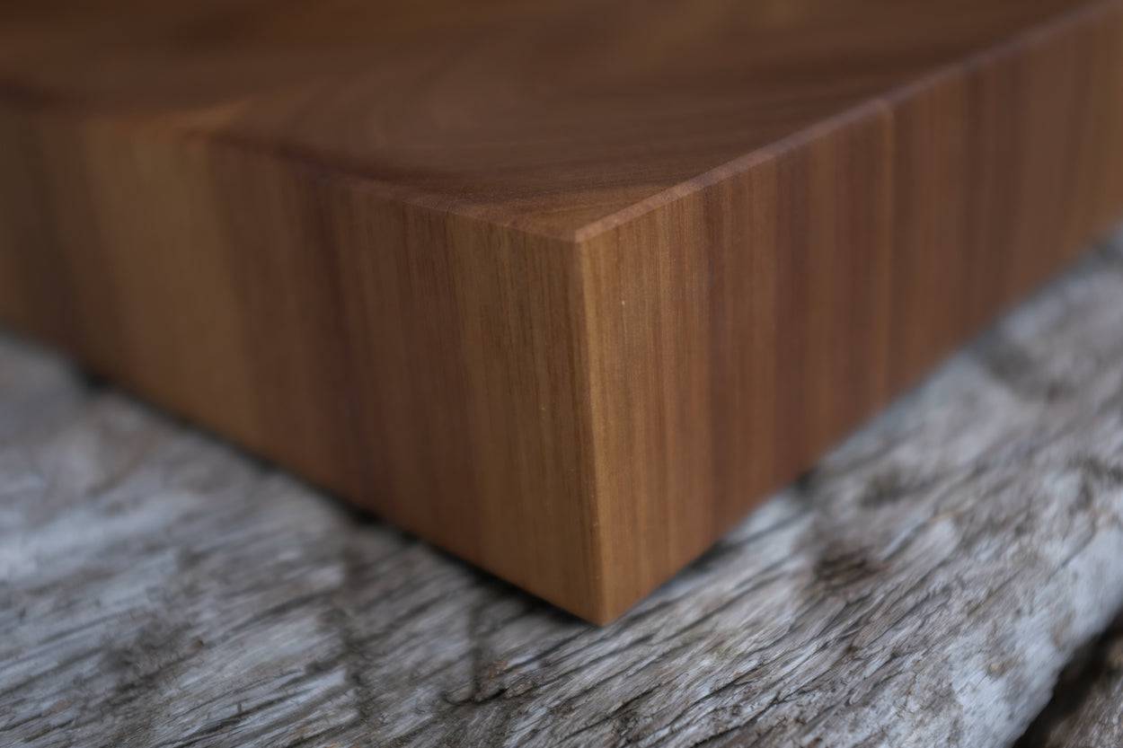 Ecke eines Nussbaum Hirnholz Schneideblockes.