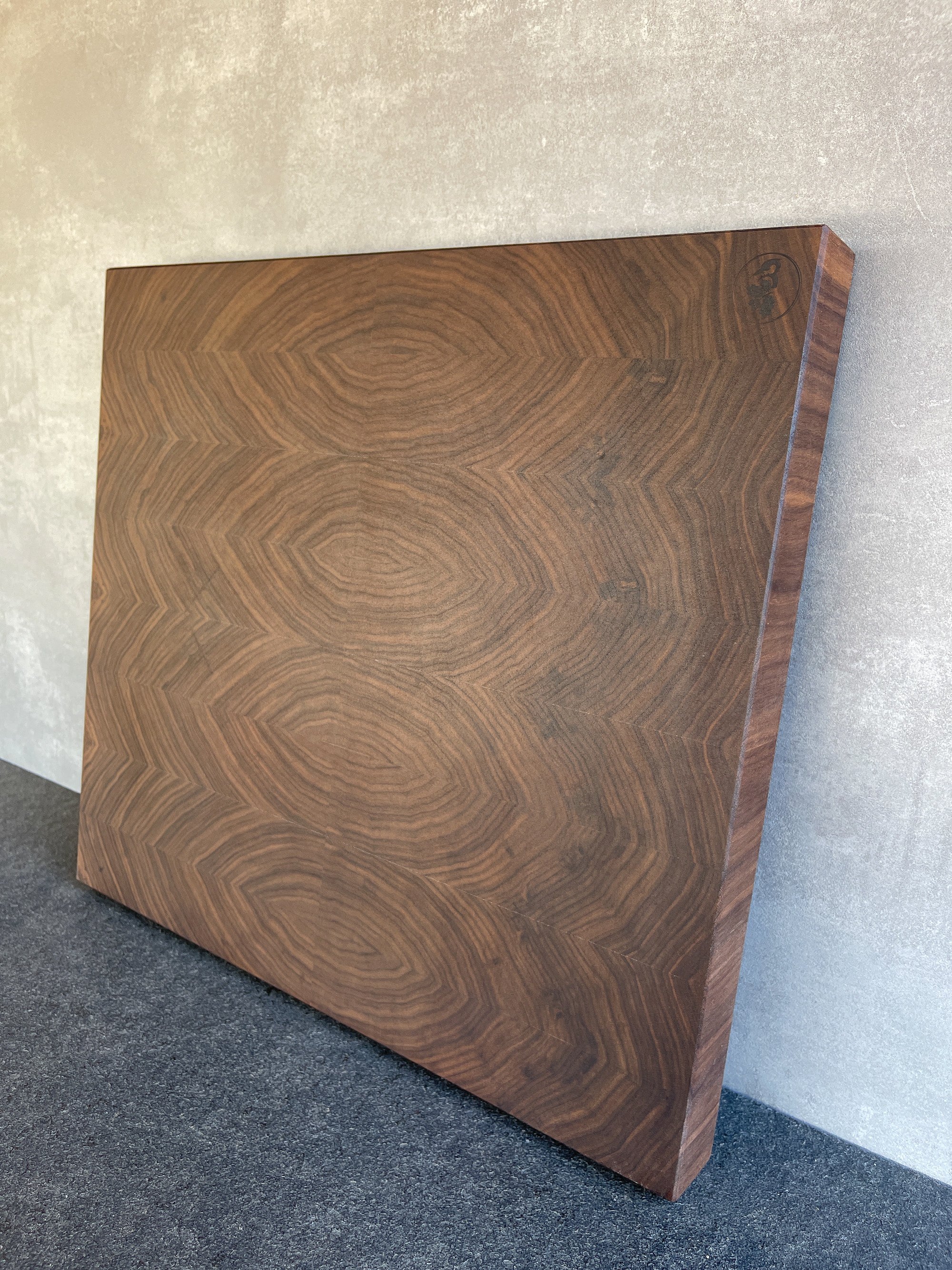 Nussbaum Schneideblocl, stehend an einer Wand angelehnt.