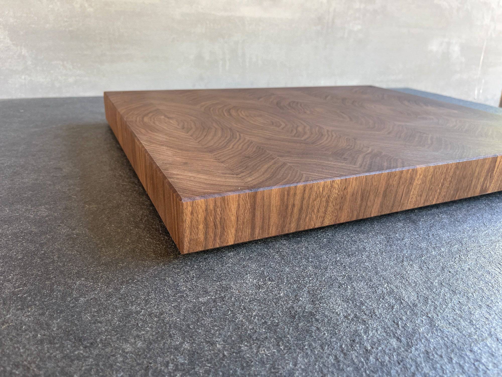 Detailaufnahme eines Nussbaum Schneidebrett