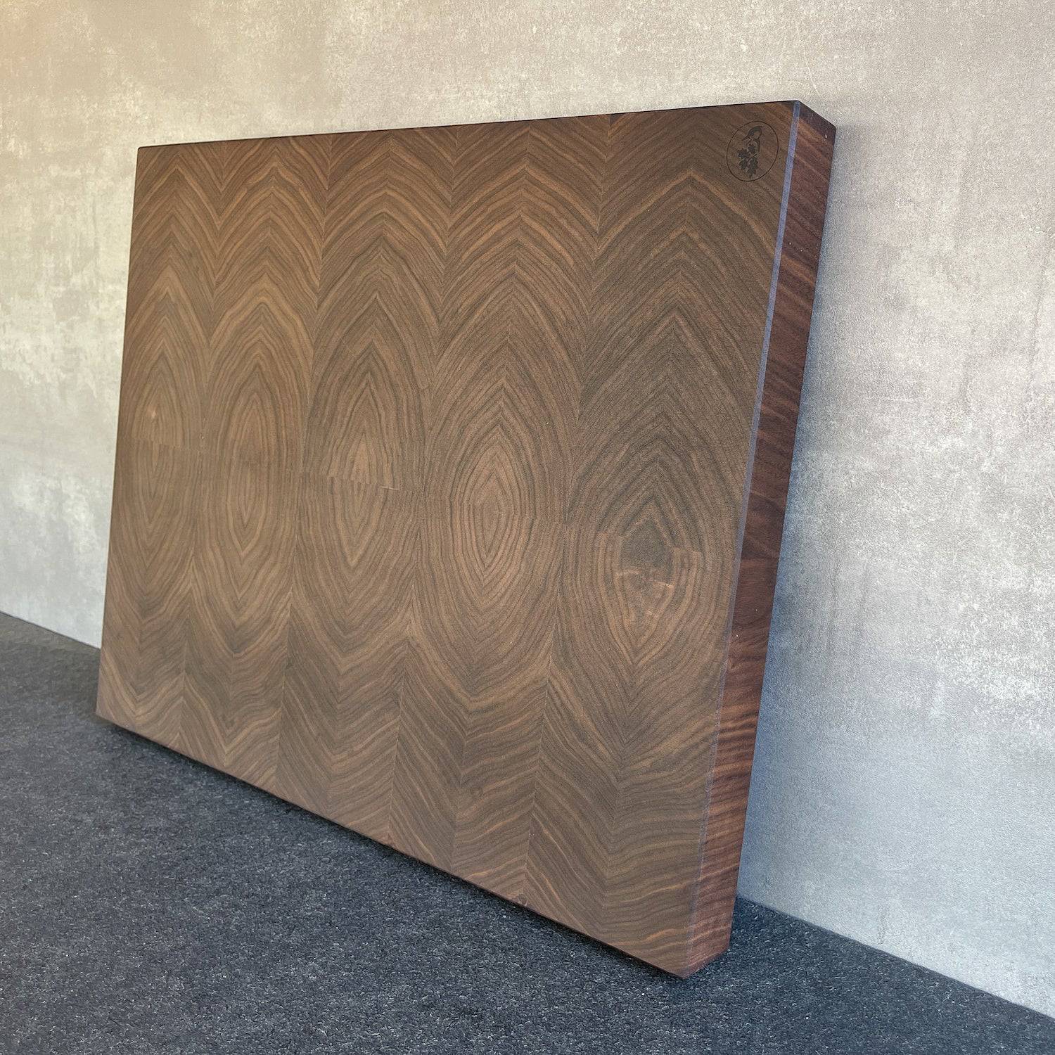 Stehender Nussbaum Strinholz Schneideblock, angelehnt an einer Betonwand