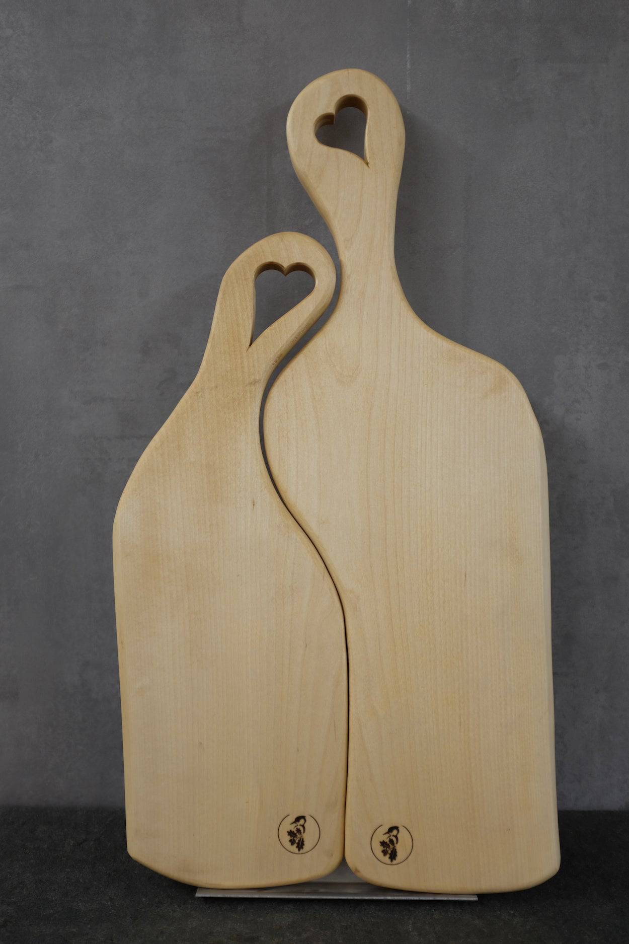 Partnerbrett aus massiver Birke, 2-teilig, an einer Betonwand.