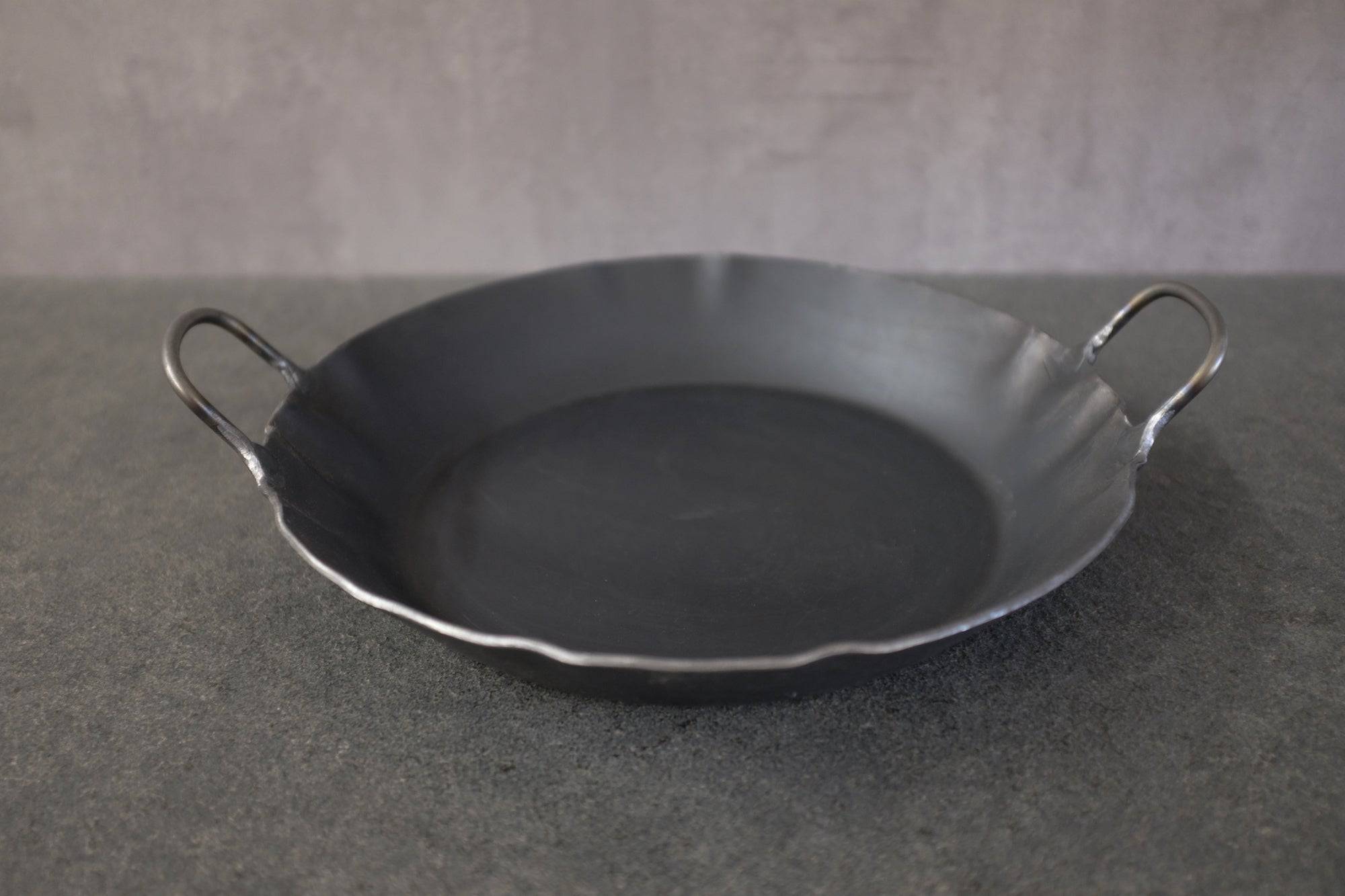 Servierpfanne aus Eisen 28 cm auf einer Steinplatte