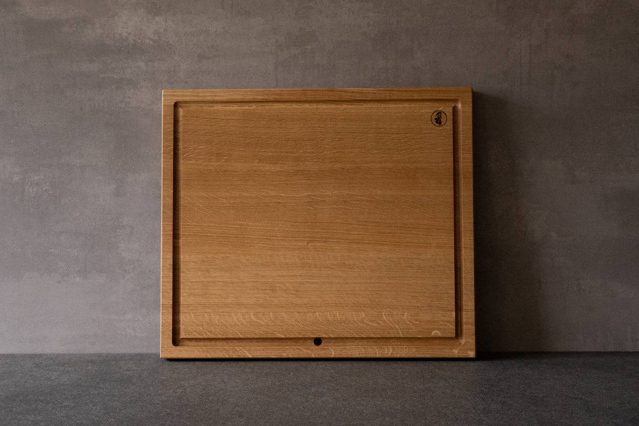 Schneidebrett mit Saftrille und Auffangschale aus Eiche