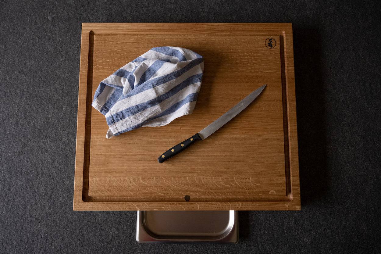 dickes Schneidebrett aus Eiche mit Dekoration versehen