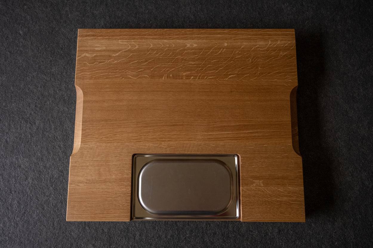 Rückansicht Schneideblock mit zwei Griffen und eingebauter Auffangschale aus Edelstahl