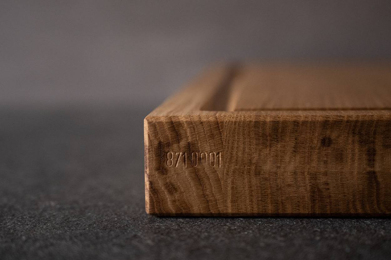 Schneidebrett mit Saftrille und Nummer versehen