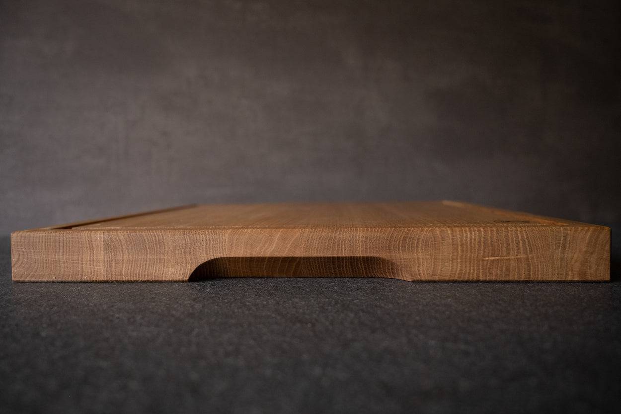 Seitenansicht großes Schneidebrett mit Griffmulden