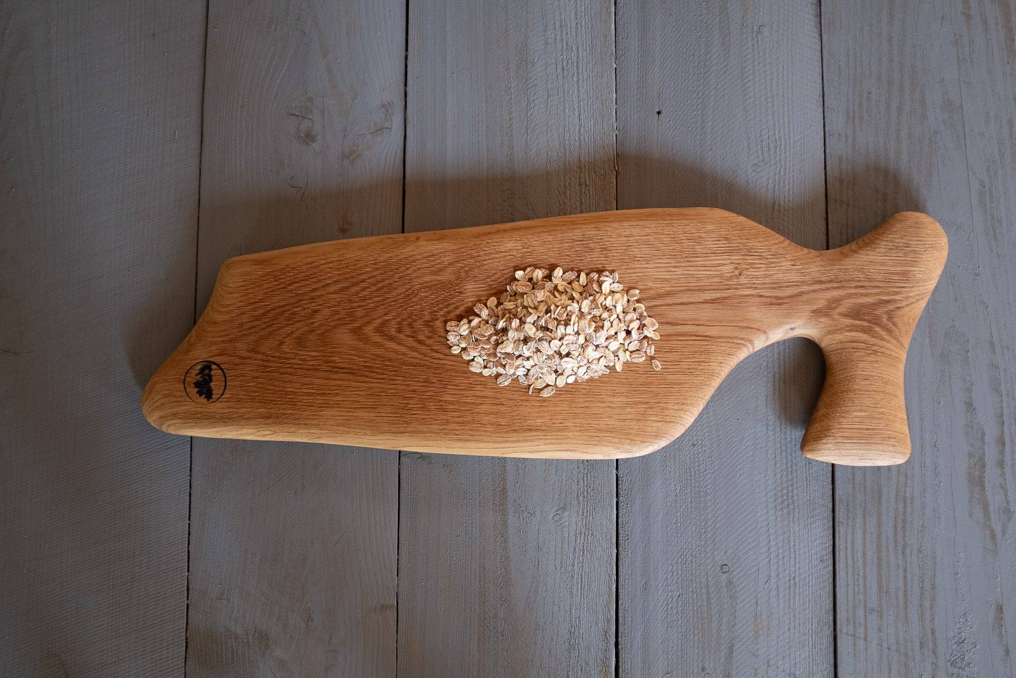 Vorlegebrett mit Haferflocken auf Holz nach links zeigend