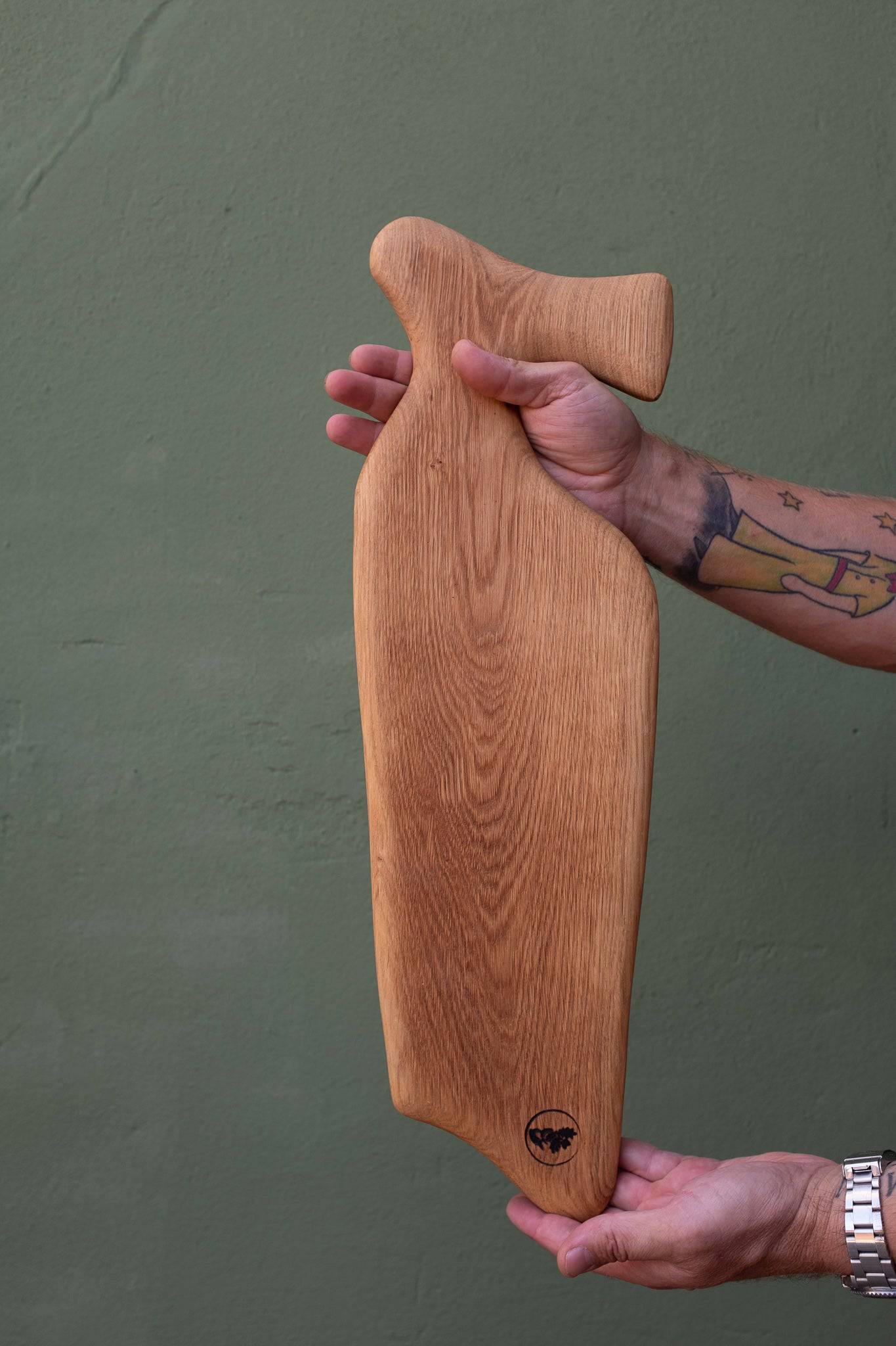 Vorlegebrett mit Haferflocken auf Holz nach unten zeigend