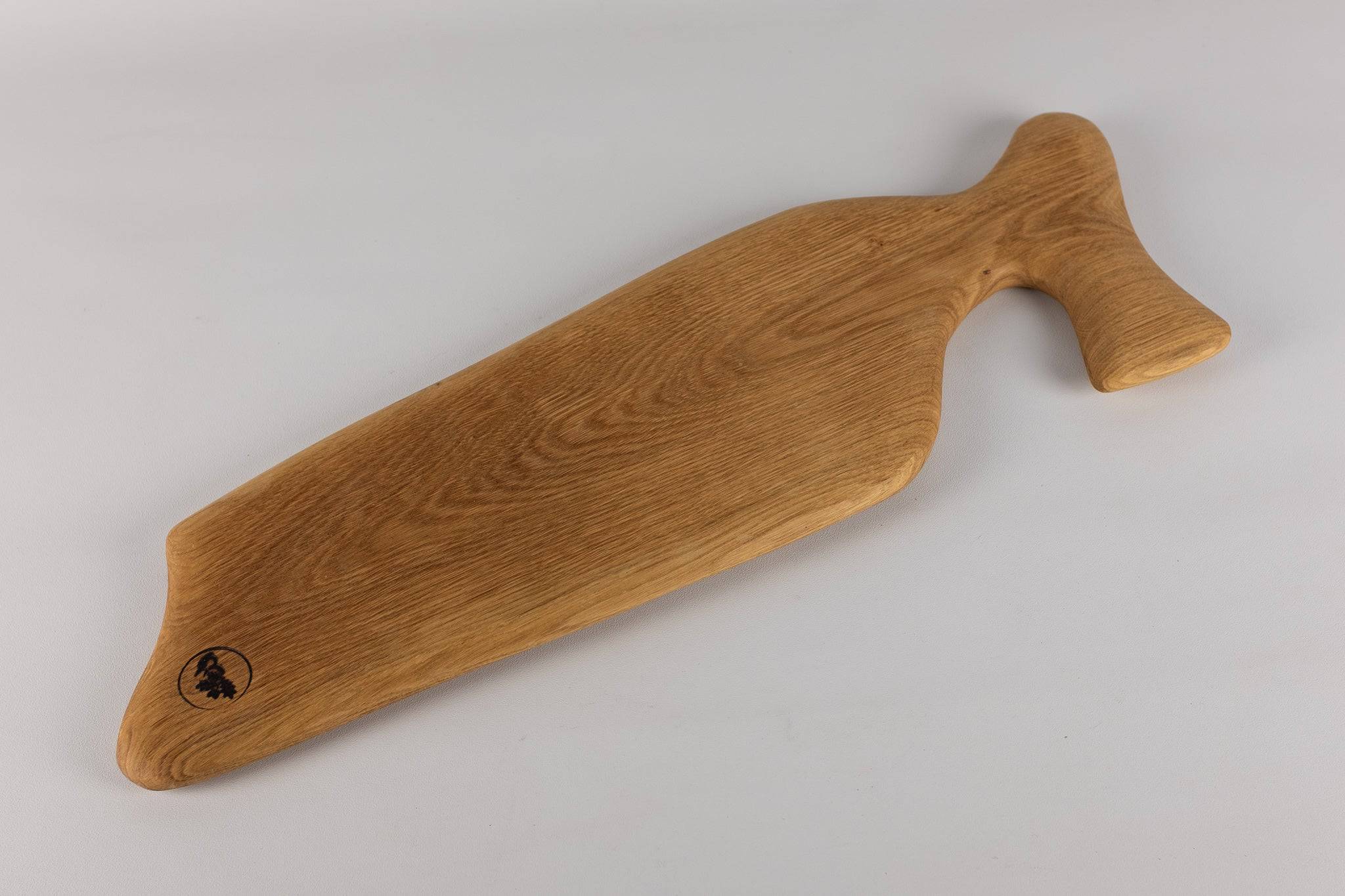 Vorlegebrett mit Haferflocken auf Holz