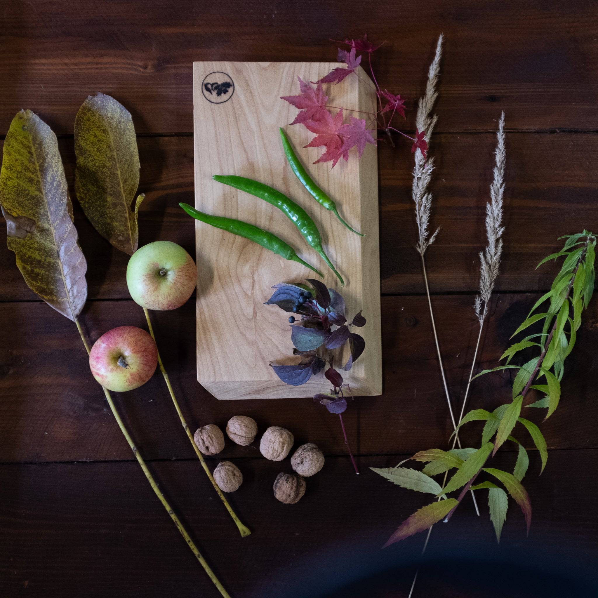 Schneidebrett mit Obst, Gemüse und Getreide
