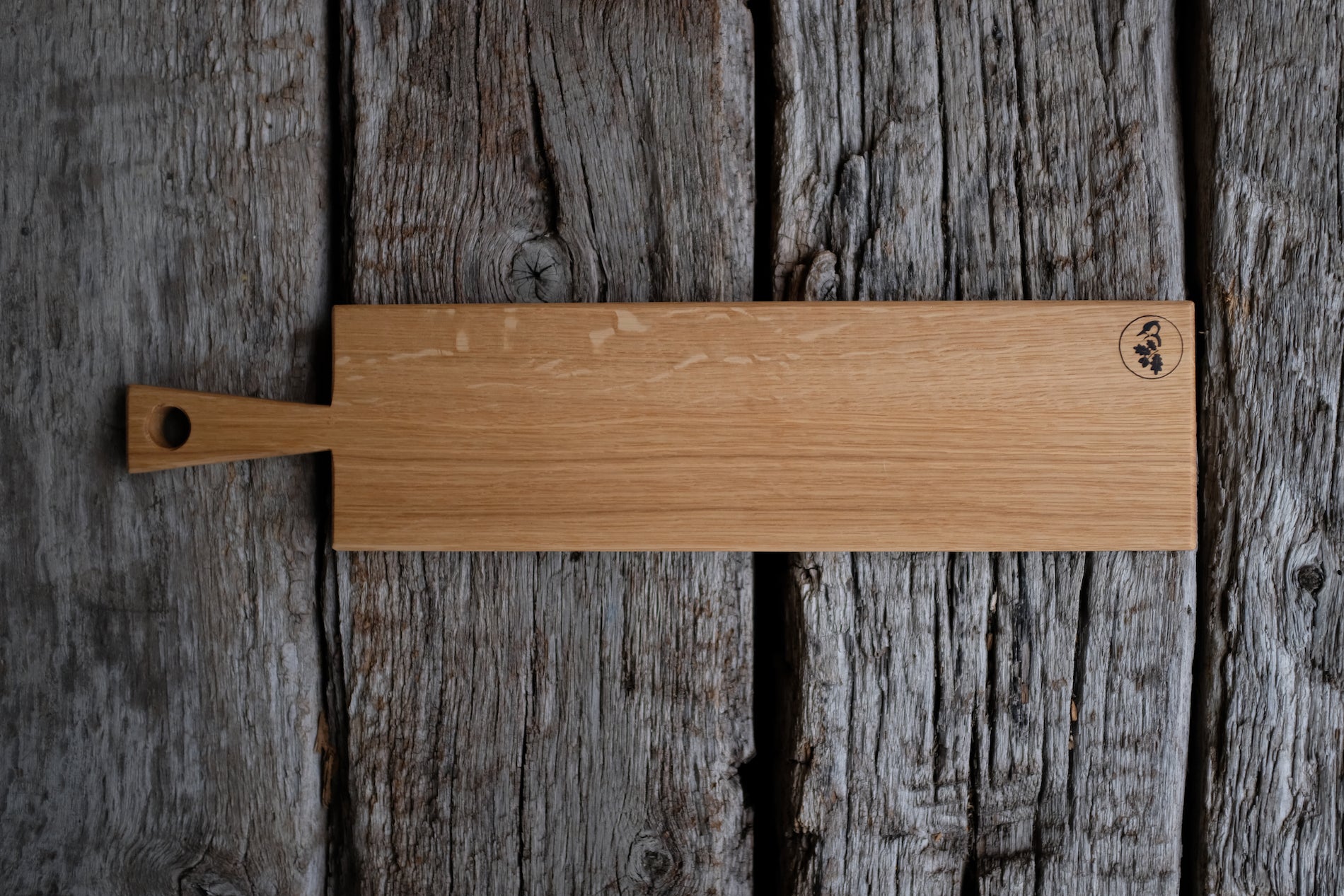 Eine Eiche Servierbrett "Sandkaute" auf antiken Eichebalken liegend.