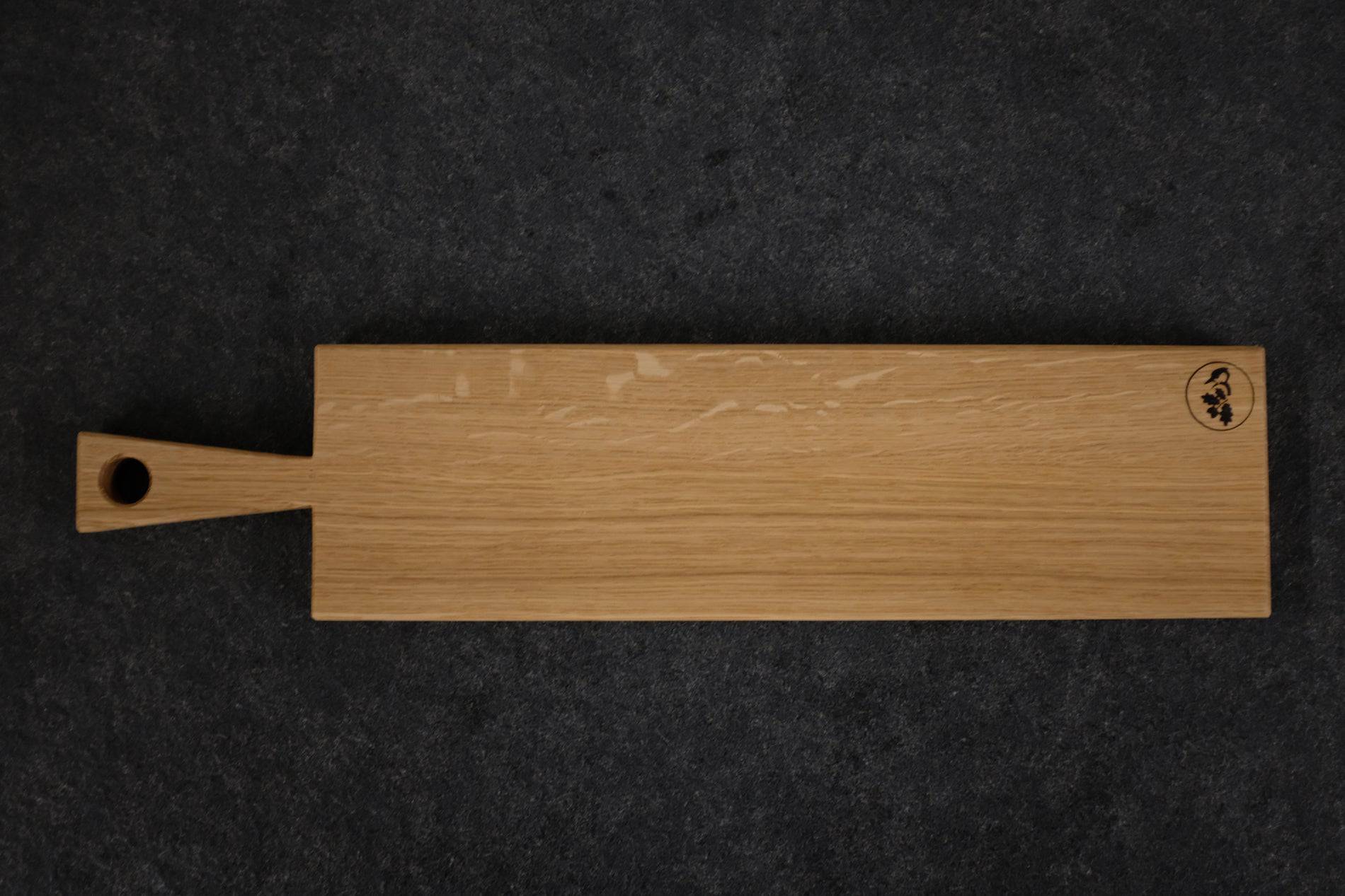 Eiche Spesssartbrett auf einer dunklen Arbeitsplatte liegend. Von oben fotografiert.