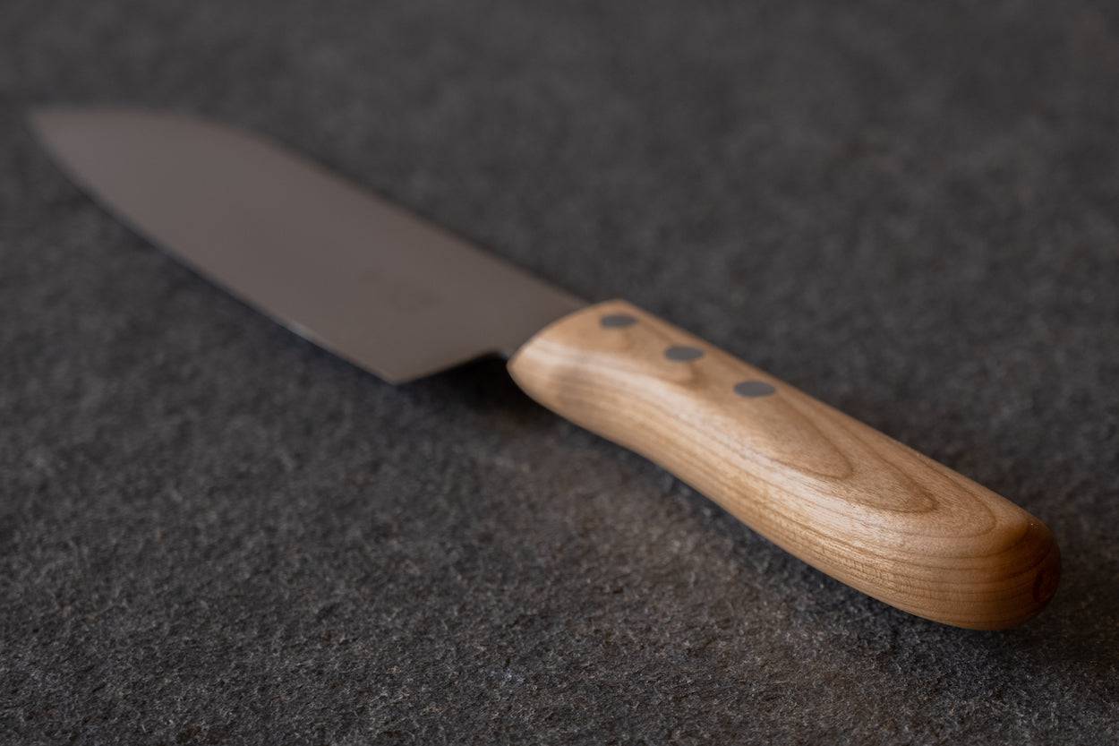 Detailansicht Griff Santoku aus Kirsche