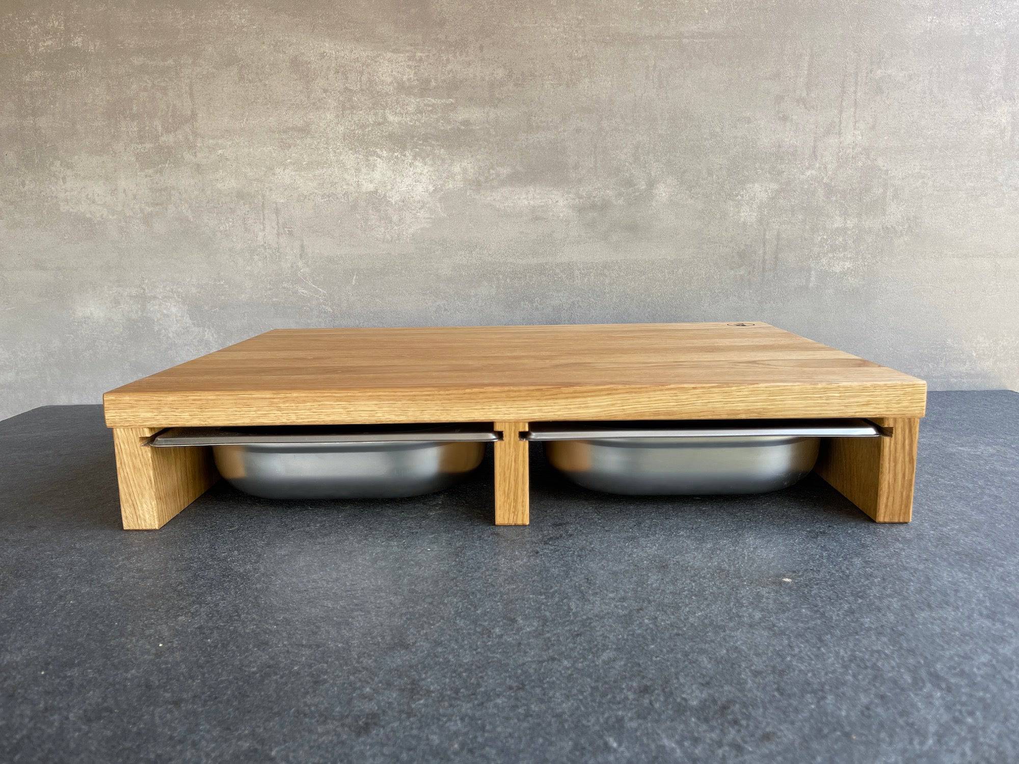 KĂĽchenbrett mit zwei Auffangschalen zum heraus schieben fĂĽr Schnittgut, von vorne fotografiert.