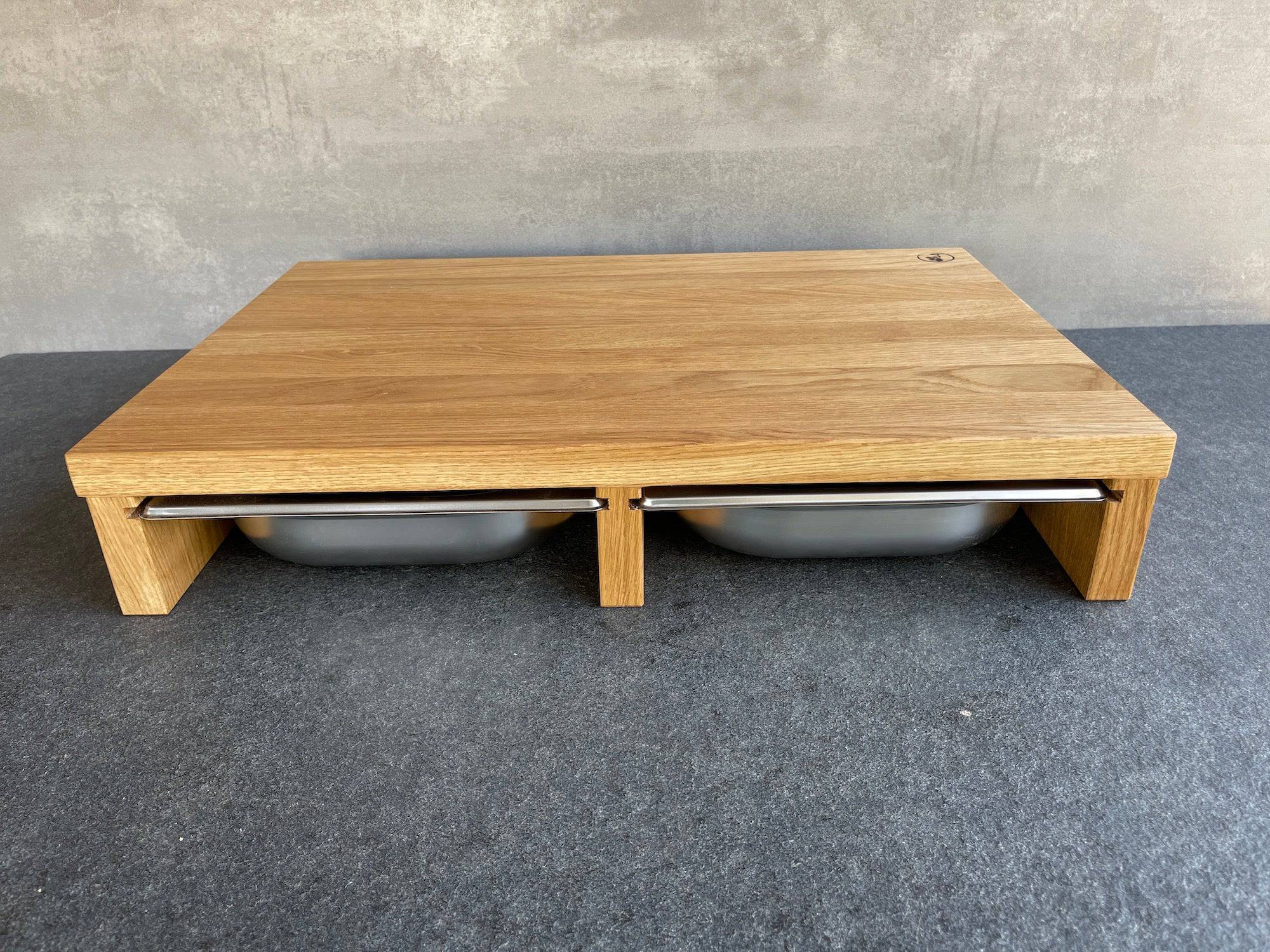 Eiche Schneidebrett mit zwei Auffangschalen von vorne fotografiert