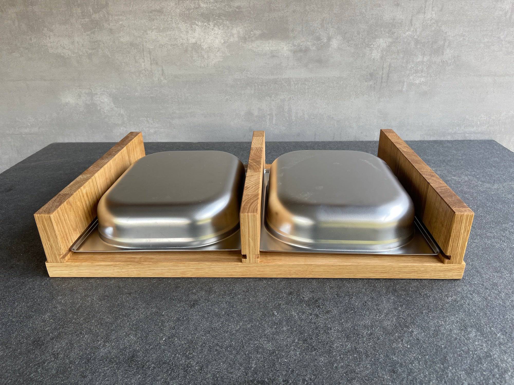 Unterseite von einem Schneidebrett mit zwei Auffangschalen