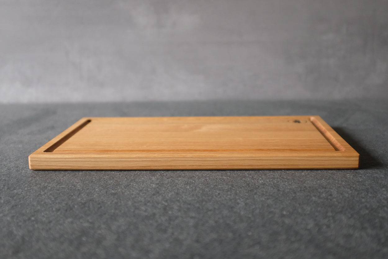 Schneidebrett mit Saftrille Eiche liegend