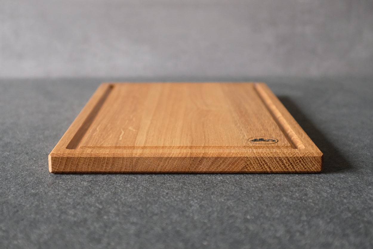 Schneidebrett mit Rinne aus Eiche massiv, liegend