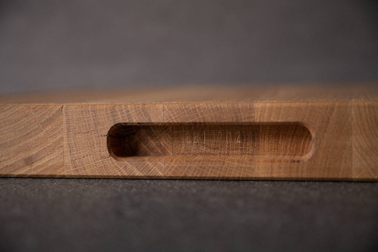 Detailansicht der seitlich eingefrästen Griffmulden eines Schneideblocks.