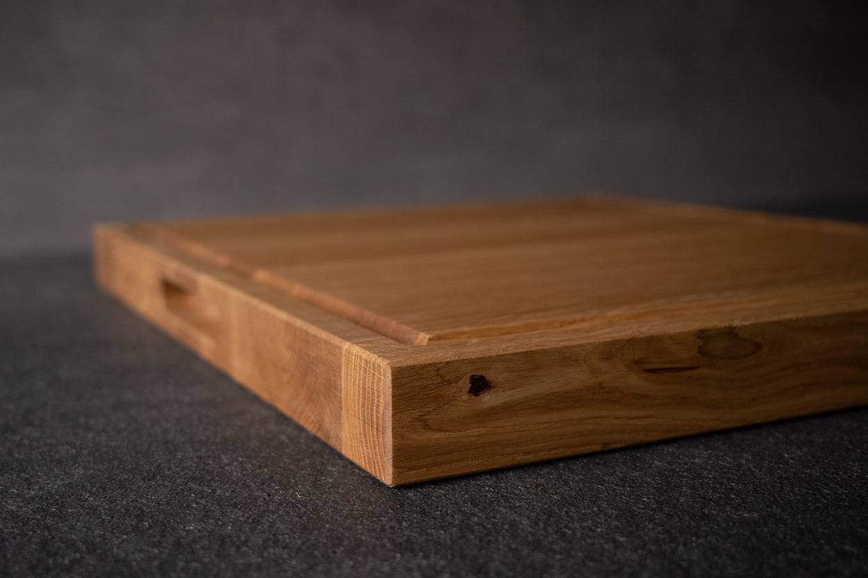 Eckansicht des Schneideblocks in Eiche massiv. Nachhaltig.