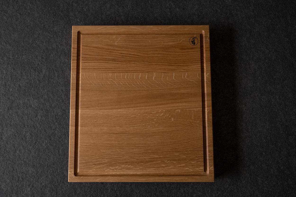 Ansicht rechteckiges Scheidebrett aus Eiche mit Saftrille, beidseitig verwendbar.