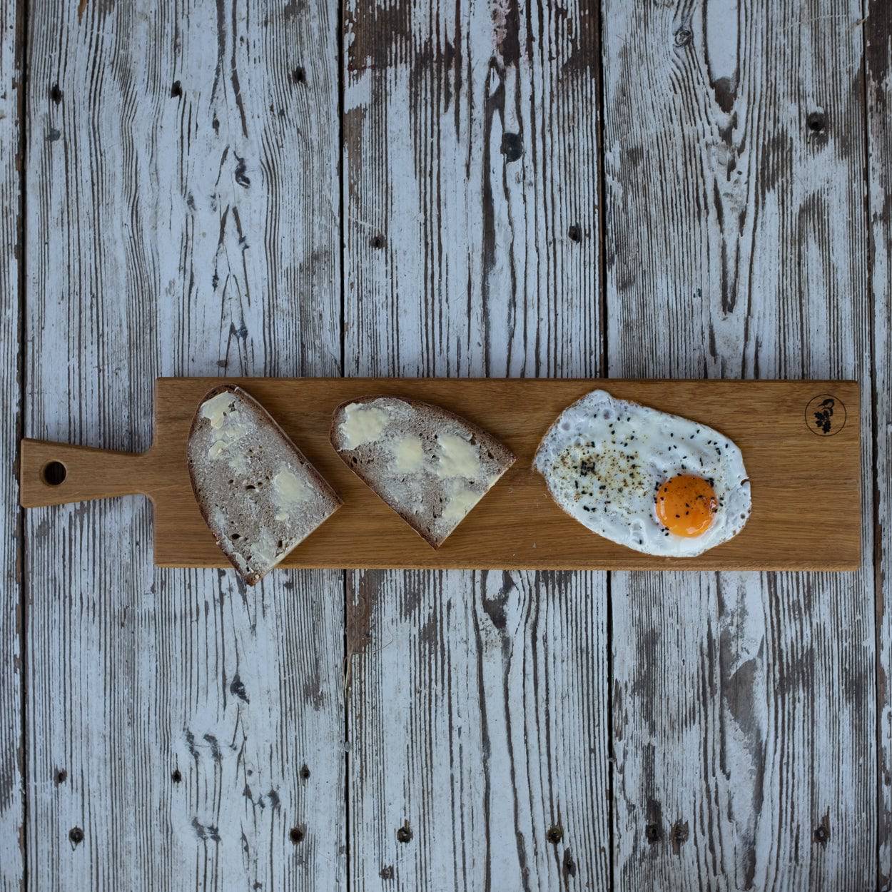 Servierbrett mit Butterbrot und Spiegelei