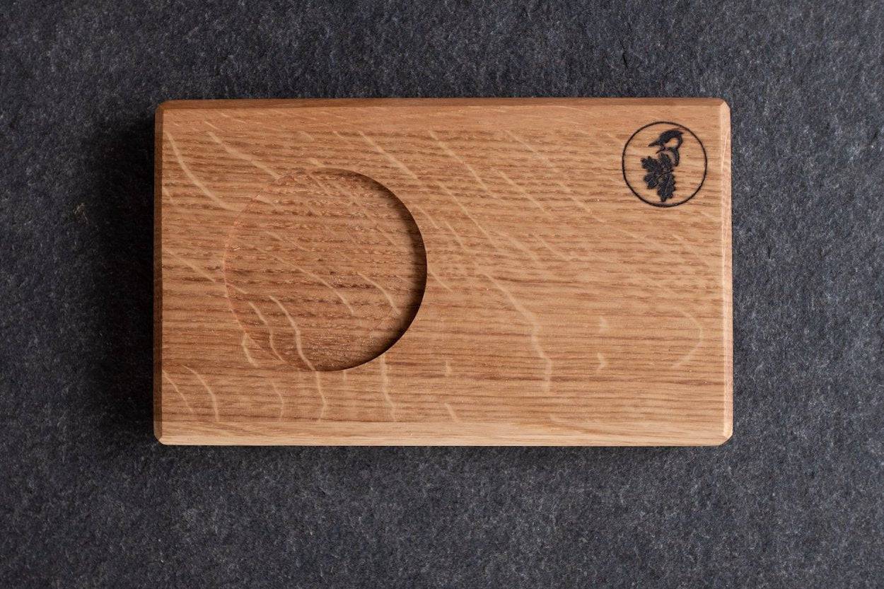 Tablett aus Eiche mit einer Aussparung für Cappuccinotasse