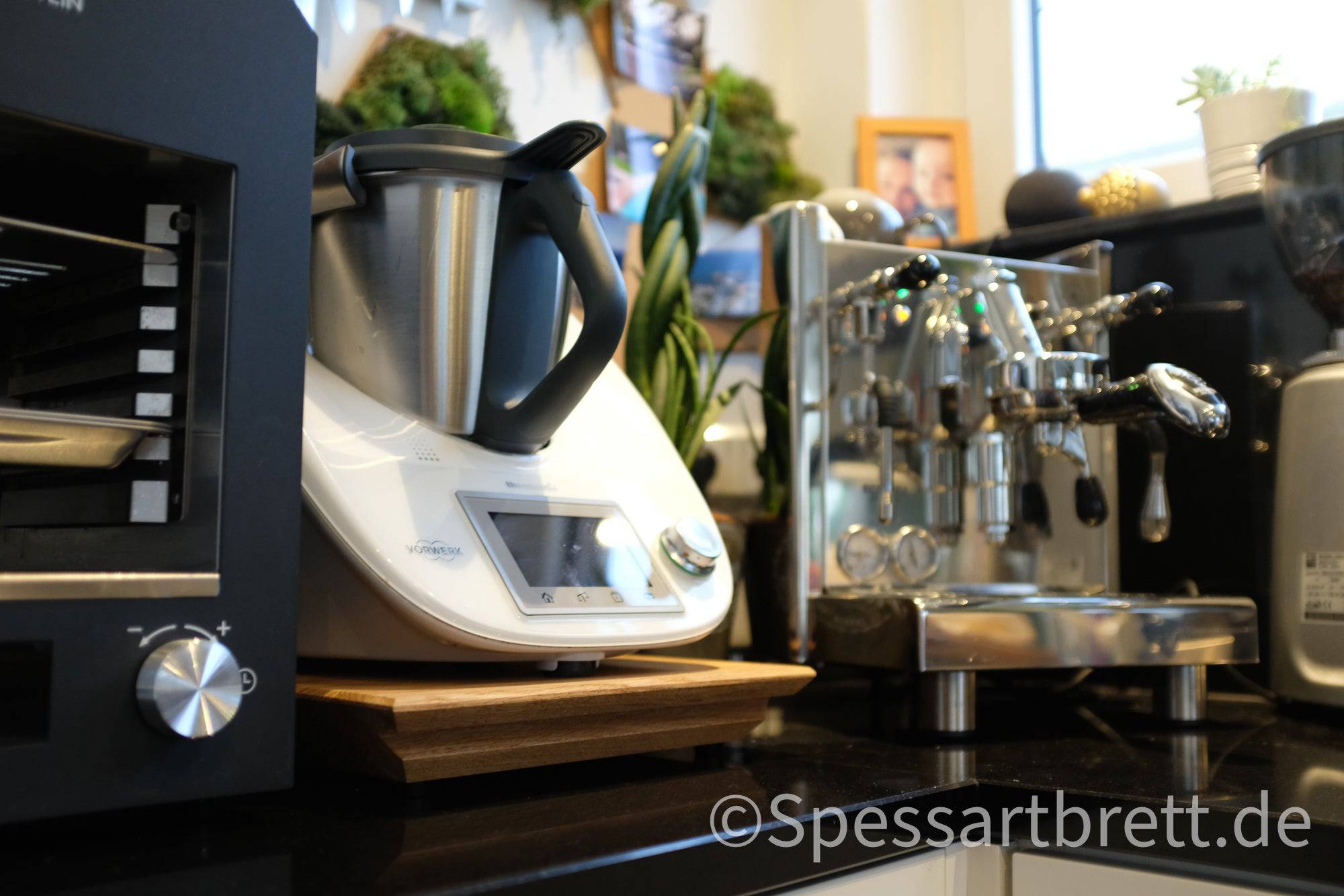 Vorwerk Thermomix neben einem Klarstein Toaster und einer Siebträger Maschine