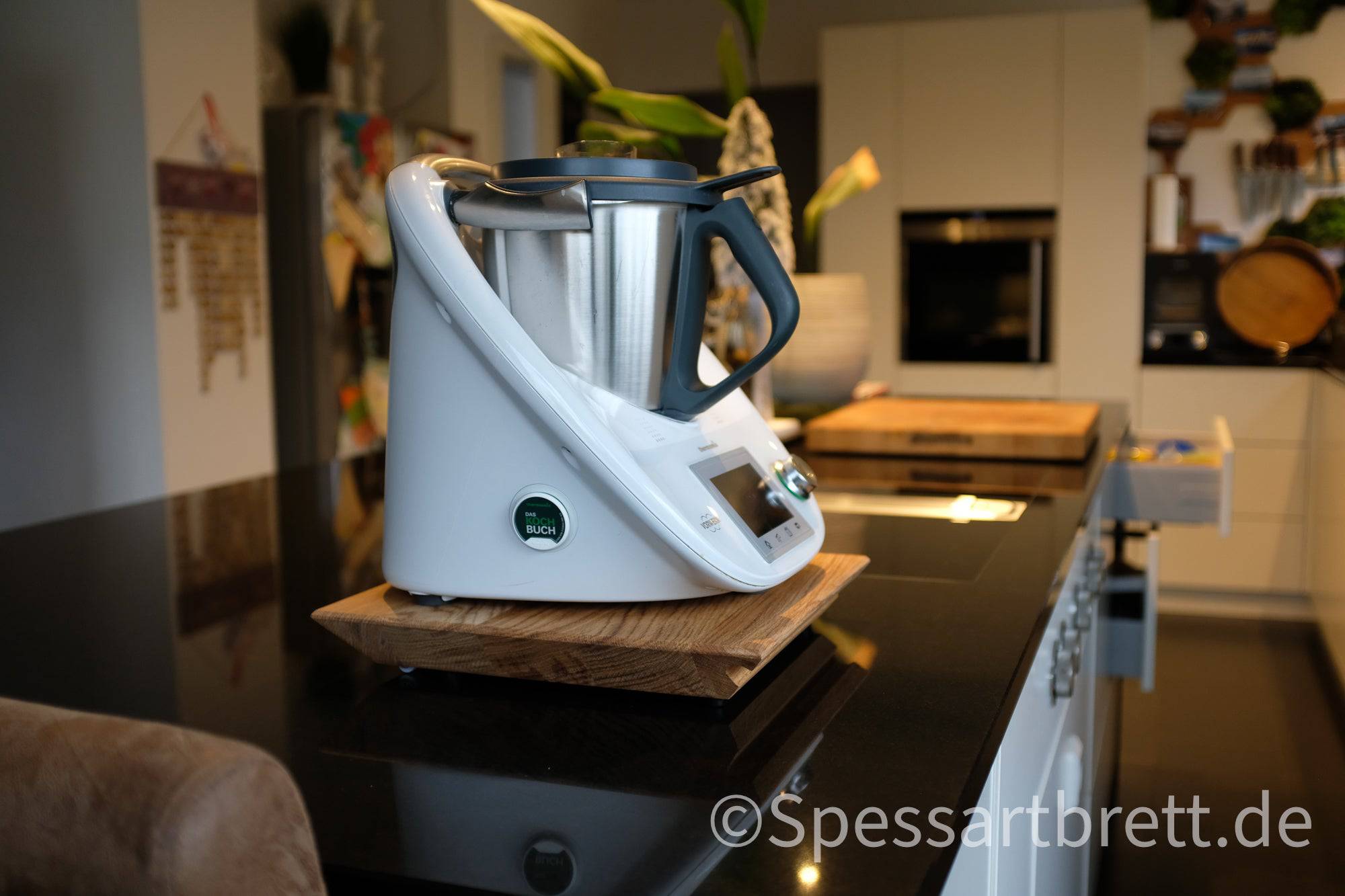 Thermomix auf einem Eiche Gleitbrett in einer Design Küche