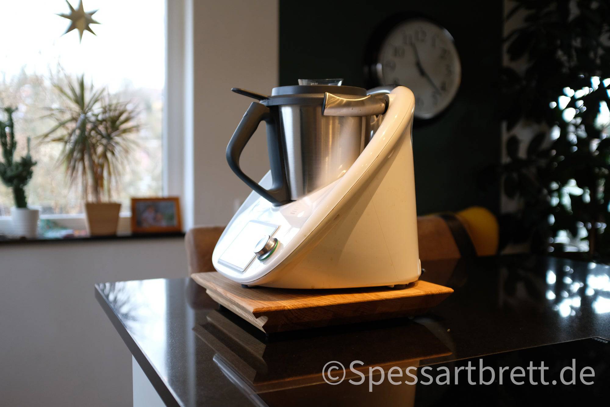 Thermomix TM5 und TM6 in Seitenansicht auf einem massiven Gleitbrett aus Eiche.