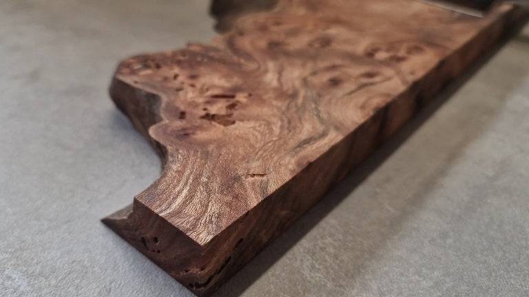 Kante des magnetischen Messerhalters für 5 Messer aus Maserulme.