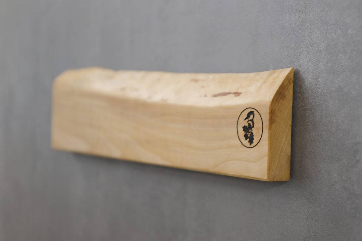 Seitliche Ansicht eines Messerhalters für 7 Messer an einer Wand montiert.