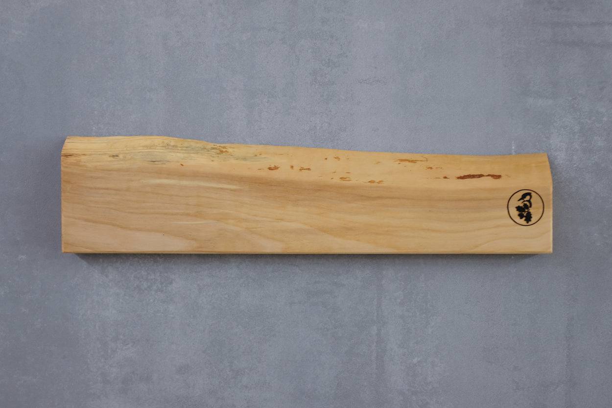 Vogelbeere massiv mit natürlicher Baumkante. Magnetischer Messerhalter von Spessartbrett.