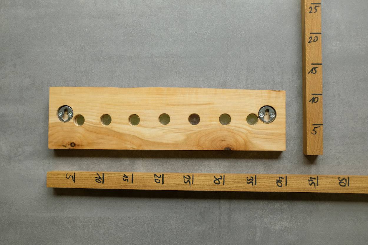 Rückansicht einer Messerleiste aus Vogelbeere.