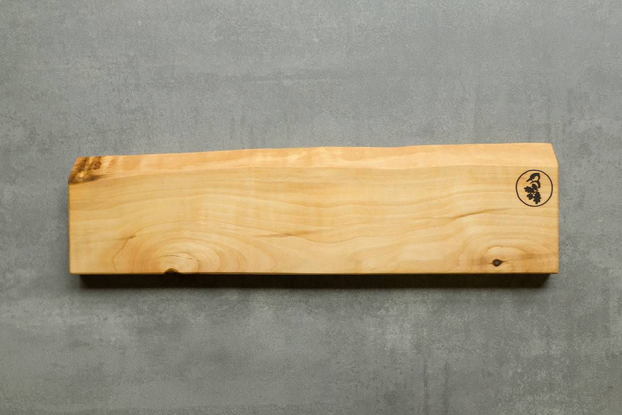 Magnetische Messerleiste aus Vogelbeere massiv an einer Betonwand.