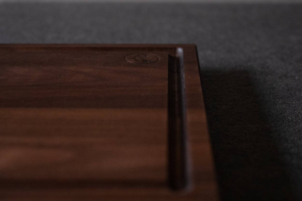 Detailansicht Saftrinne Nussbaum Schneidebrett