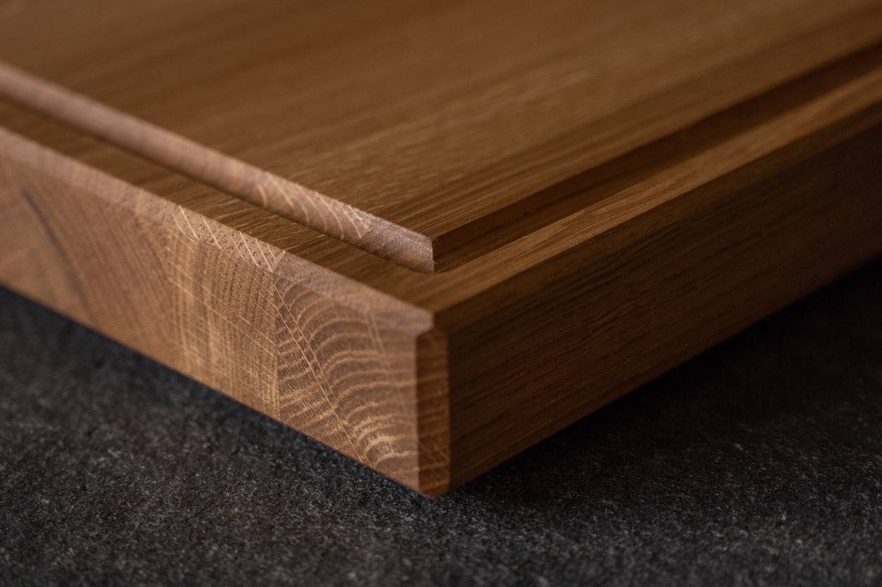 Eckansicht und Nahaufnahme der Saftrille eines Schneideblocks aus Eiche.