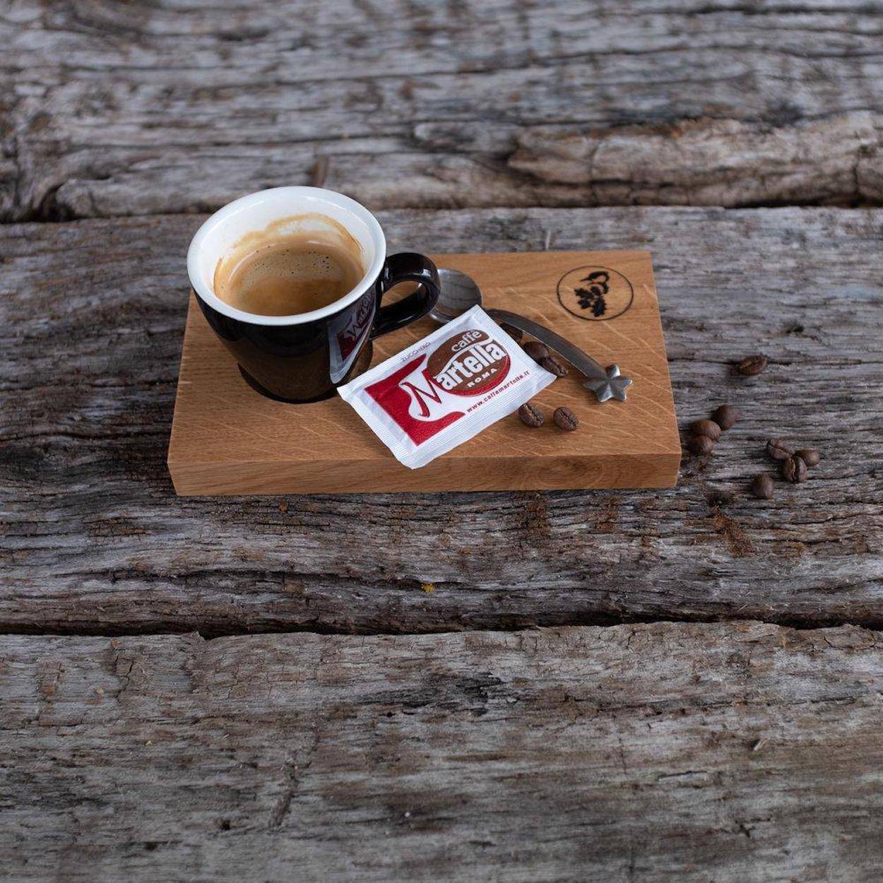 Espressotablett aus Eiche mit schwarzer Espressotasse, Zucker und Löffel.