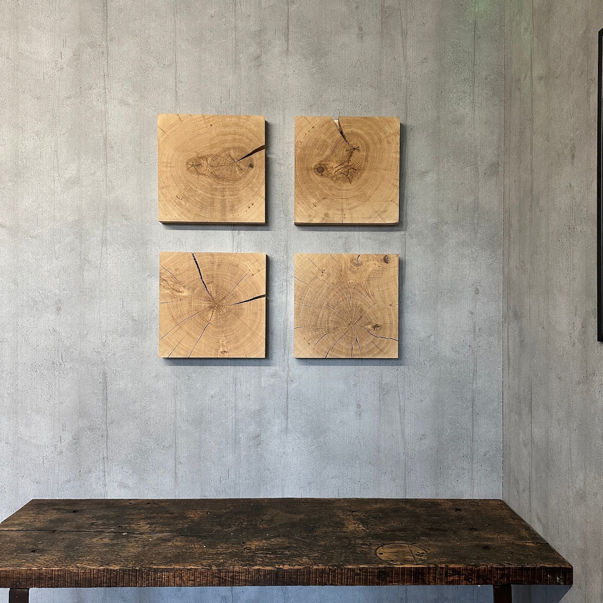 Design Eiche Hirnholz Wandbilder, vier Stück an einer Betonwand